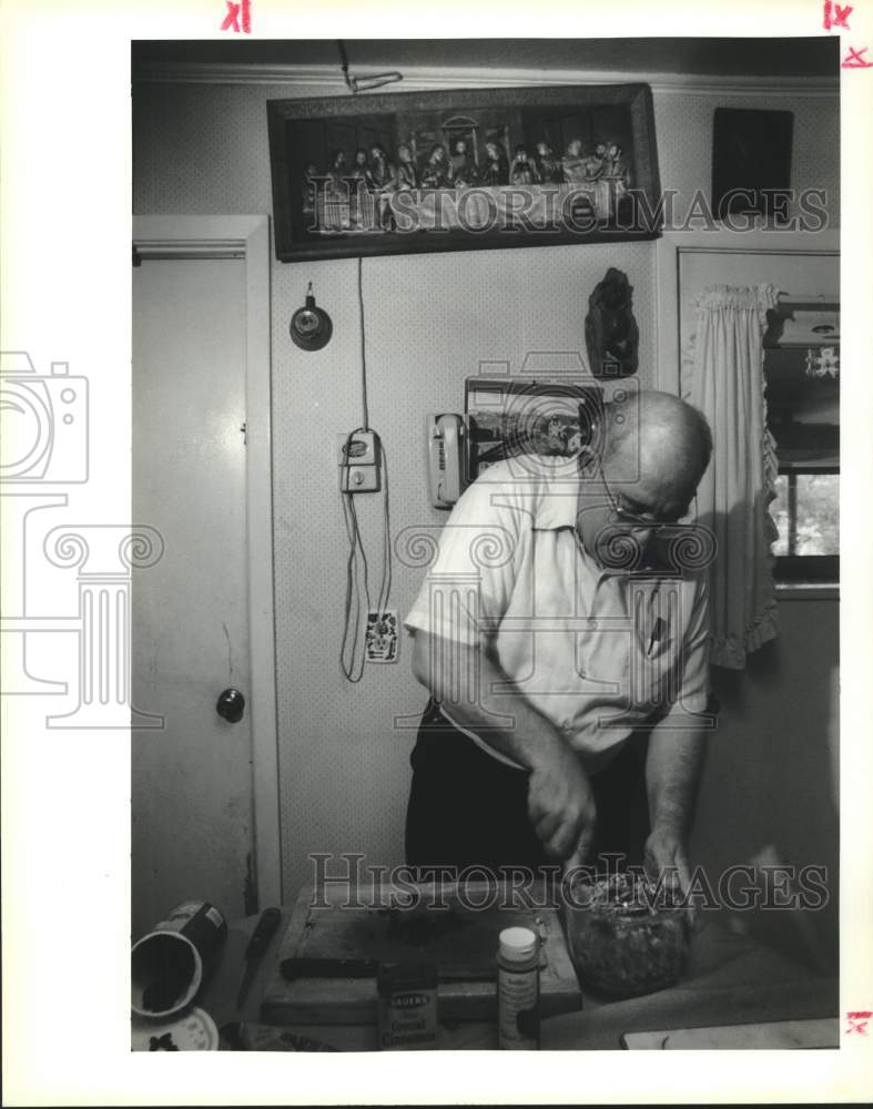 1991 Press Photo Charles Hillery of Slidell mixes charoses at home for seder - Historic Images