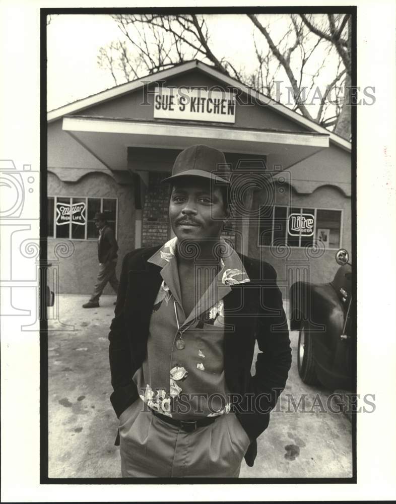 1987 Press Photo Christopher James, works at Sue&#39;s Kitchen - Historic Images