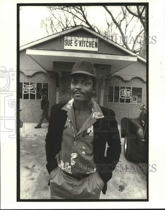 1987 Press Photo Christopher James, works at Sue's Kitchen - Historic Images