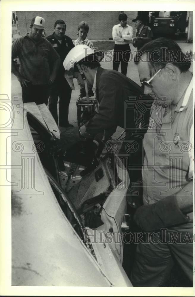 1988 Press Photo River County Rescue team demonstrates Jaws of Life equipment - Historic Images