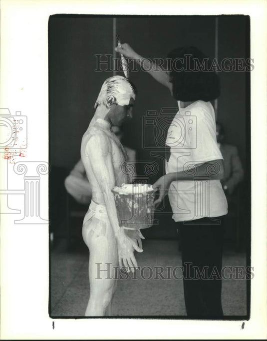 1989 Press Photo Inma Lopetegui paints the body of Alberto Jaen of "Bufons" - Historic Images