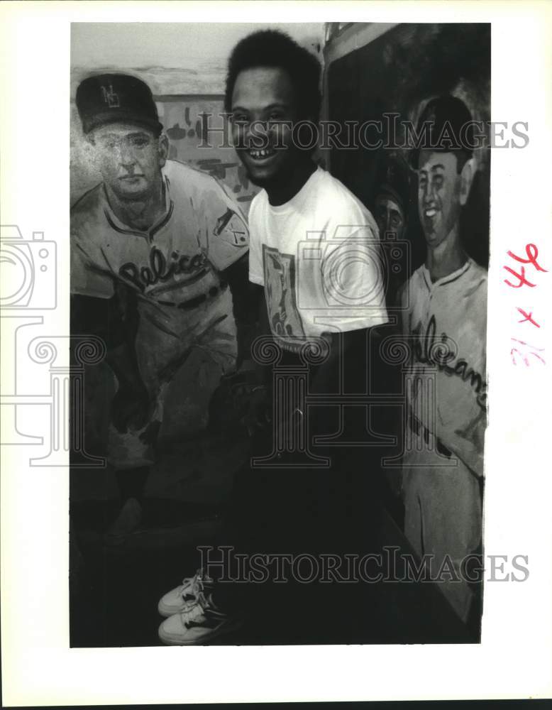 1992 Press Photo Murphy Hines poses against his favorite mural at Mid City Lanes - Historic Images