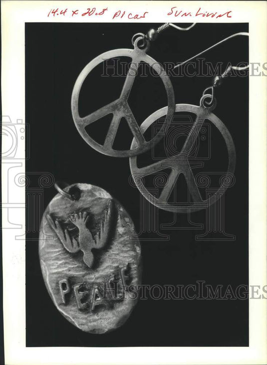 1991 Press Photo Earrings and necklace- 60's nostalgia sold at Jazzgras Store - Historic Images