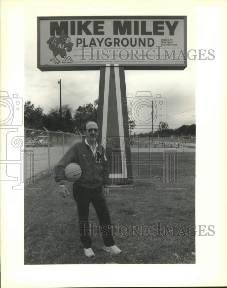 1989 Press Photo Lynn Irwin, coach at Mike Miley playground for thirteen years - Historic Images