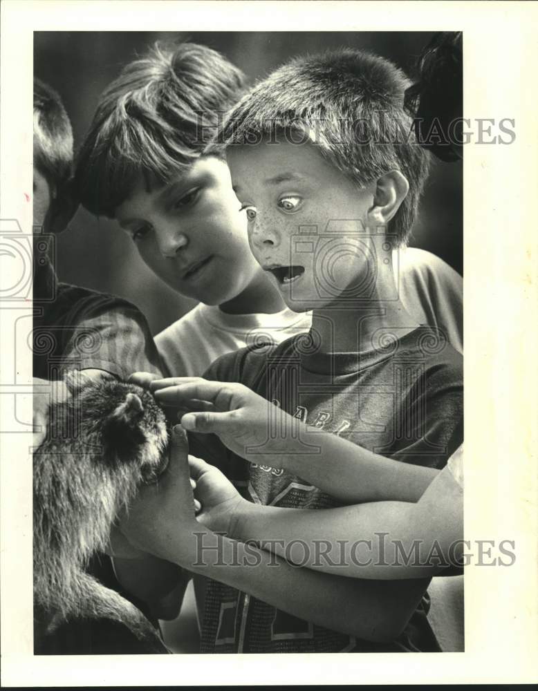 1988 Press Photo David Warren Reacts to Stuffed Raccoon at Islenos Museum Days - Historic Images