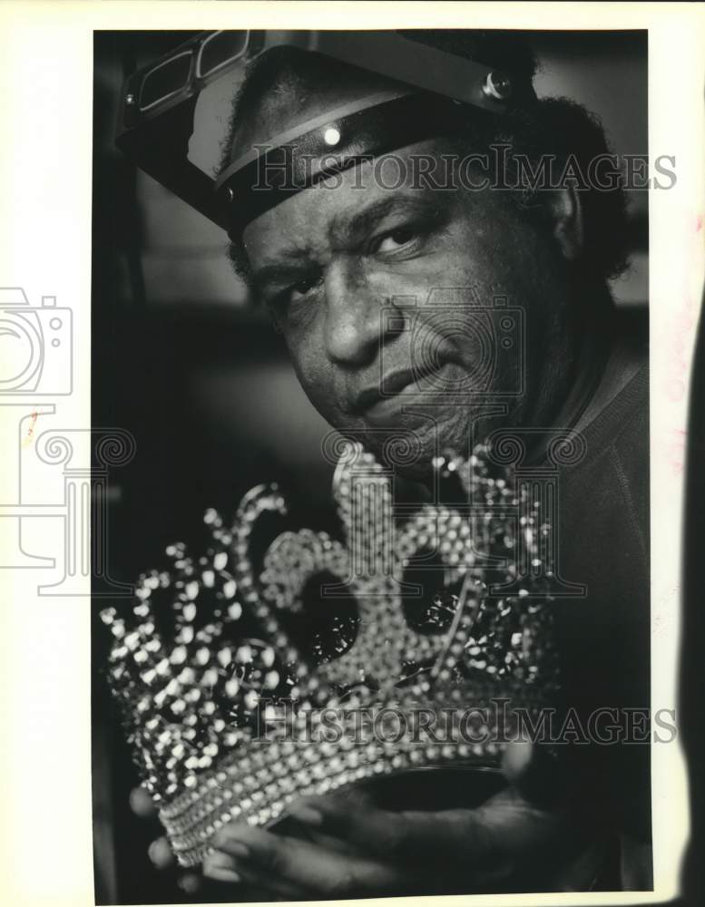 1989 Press Photo Oliver Irving Poses With One Of His Handmade Carnival Crowns - Historic Images