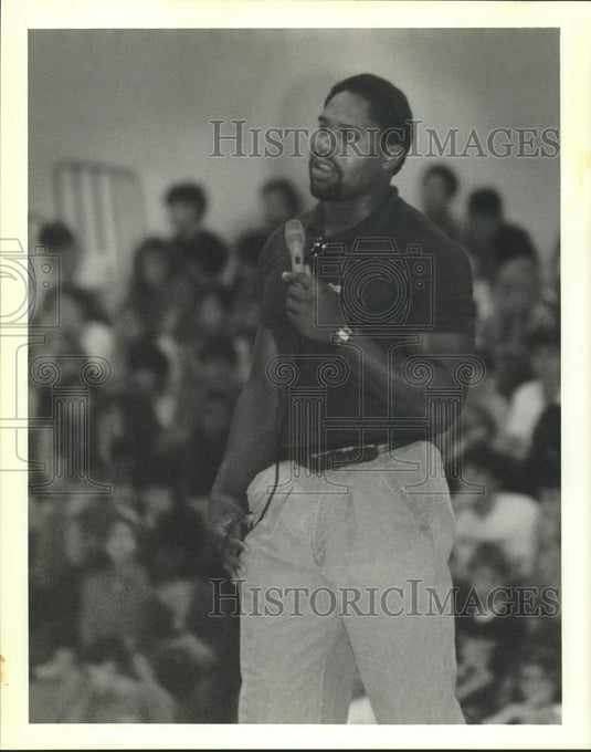 1989 Press Photo Rodney Holman speaks to students at Slidell Junior High School. - Historic Images