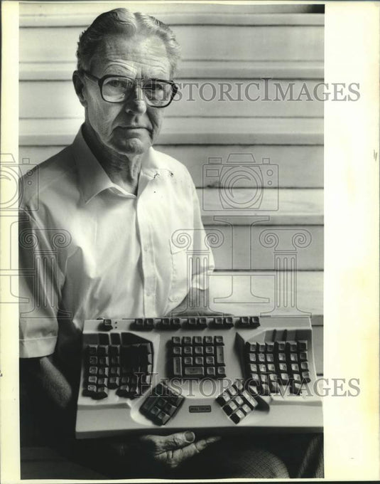 1988 Press Photo Stephen Hobday (England) displays his ergonomic keyboard design - Historic Images