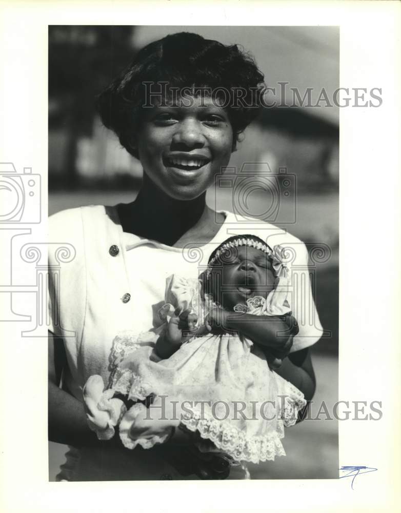 1991 Press Photo Tonya Hollerman and her baby Saudi Kawait - Historic Images