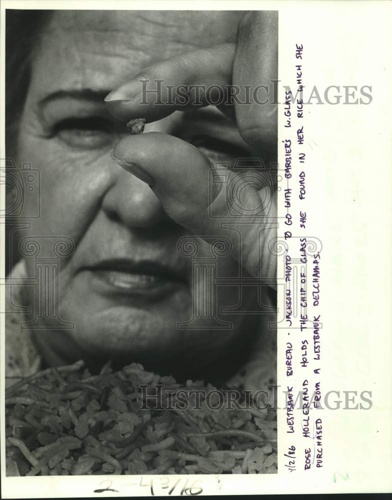 1986 Press Photo Rose Hollerand Holds Chip of Glass Found In Rice Purchase - Historic Images