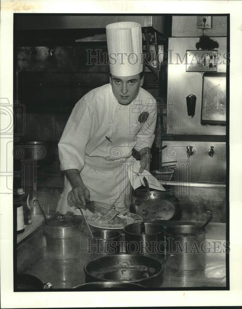 1988 Press Photo Chef Brent Holloman at Sazerac Restaurant, Fairmont Hotel - Historic Images