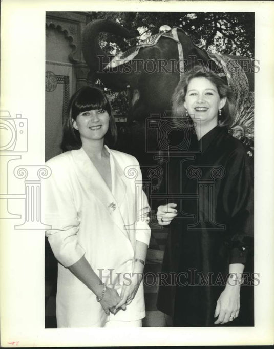 1993 Press Photo Libby Hoefer and Christa Montgomery with Fanya the Elephant - Historic Images