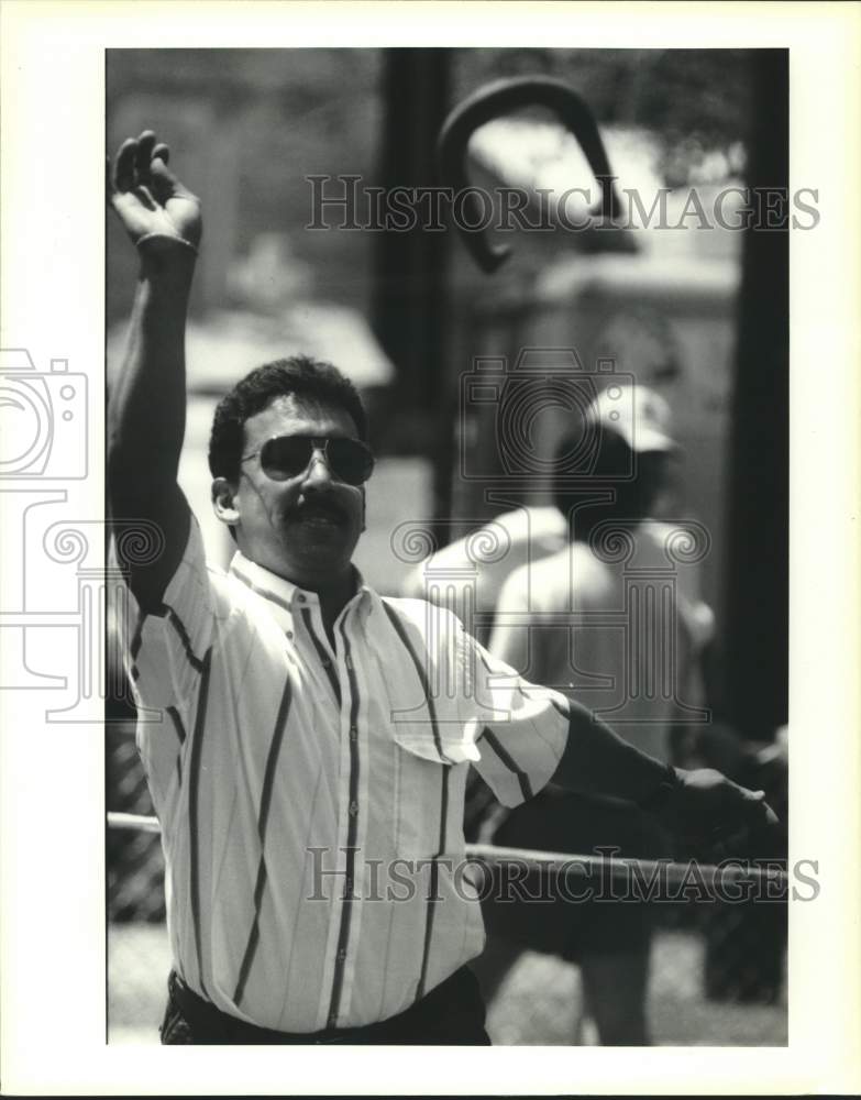 1991 Press Photo Luis Silvera competes at horseshoe competition in Reserve - Historic Images