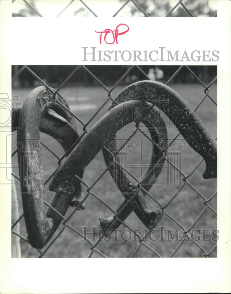 1992 Press Photo Horseshoes hang from fence of Slidell Knights of Columbus Hall - Historic Images