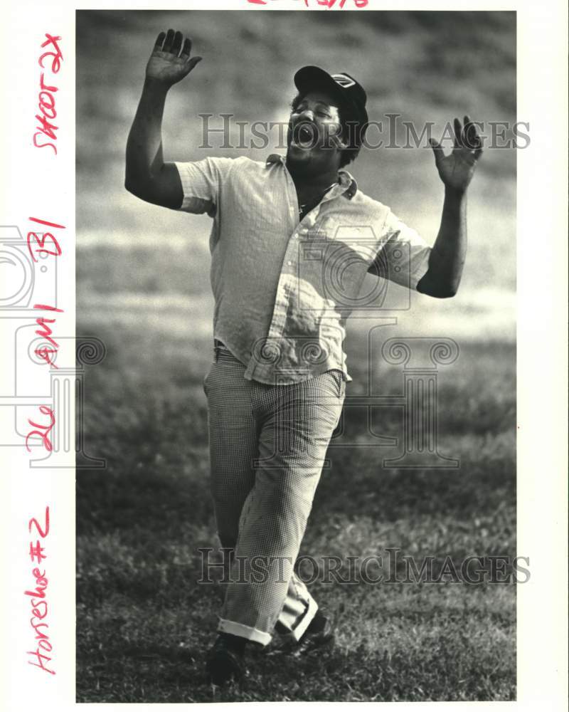 1988 Press Photo Horseshoes - Gerald Spears during the game at Lakefront - Historic Images