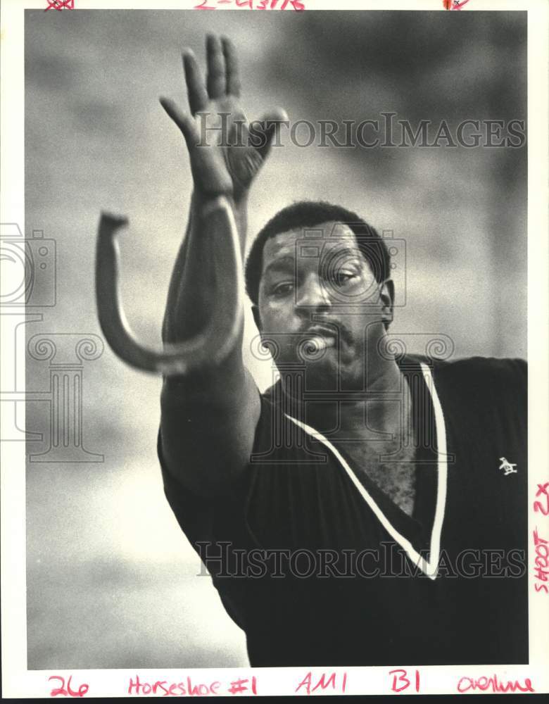 1988 Press Photo Frank Newell of Brennan&#39;s tosses a horseshoe at the Lakefront - Historic Images