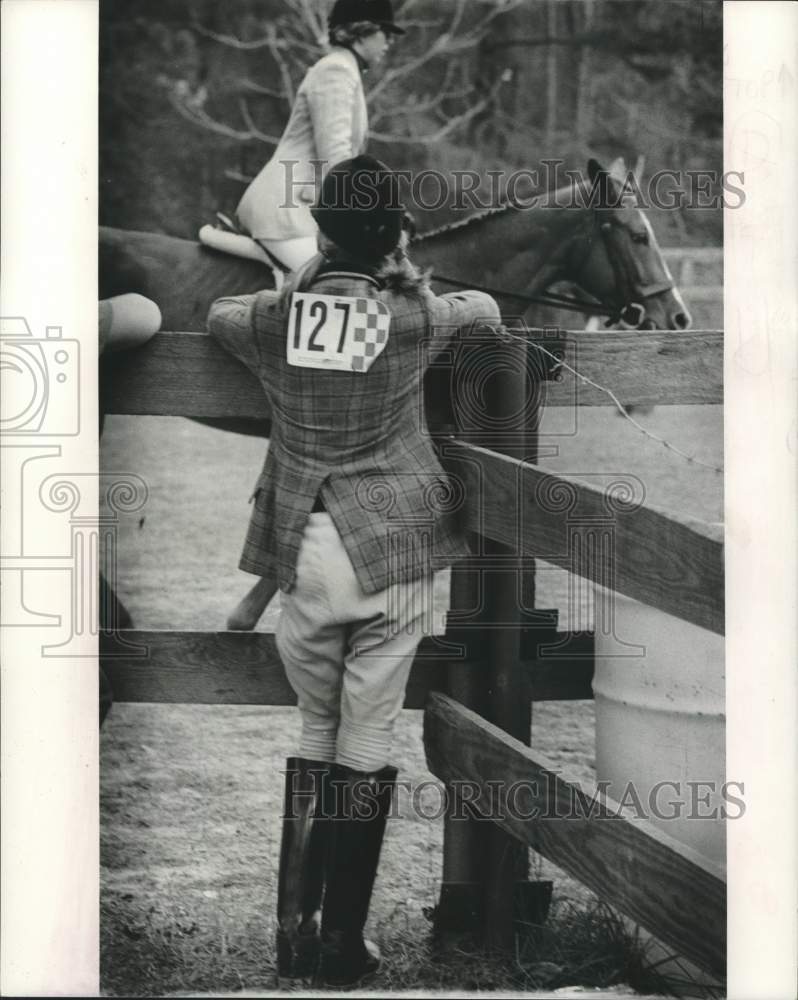 1975 Press Photo A member of the horsey set watches horse show - nob45050 - Historic Images