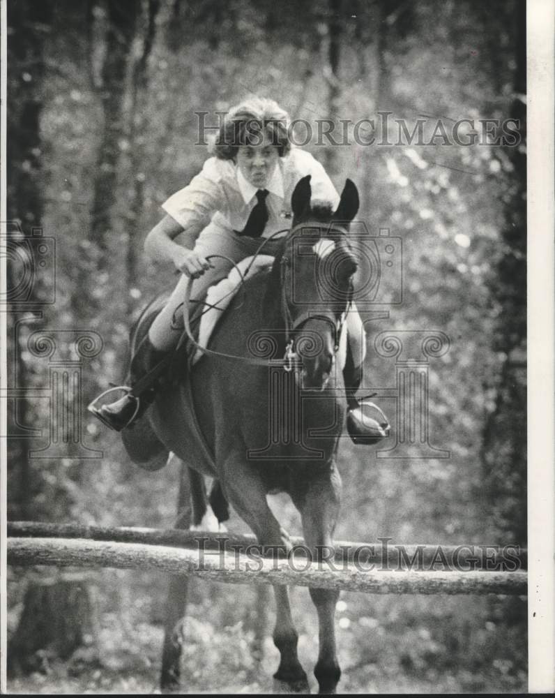 1974 Press Photo Horse shows - Rider shows determination jumping a hur ...