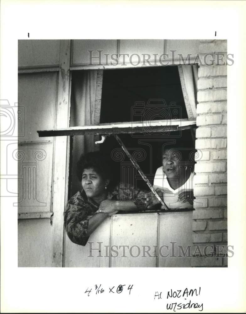 1991 Press Photo Yvonne Marrero and Lea Green look out from HANO building - Historic Images