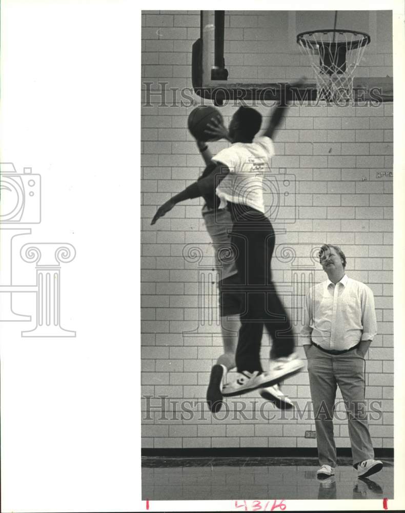 1988 Press Photo War Eagles basketball coach Steve Horvath watches players - Historic Images