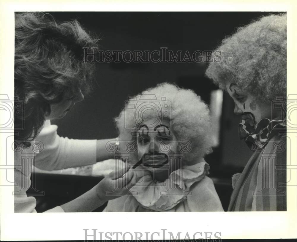 1988 Press Photo Clown Ministry- Jennifer &amp; Kelli Anderson get made-up by mom - Historic Images