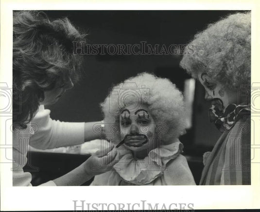 1988 Press Photo Clown Ministry- Jennifer & Kelli Anderson get made-up by mom - Historic Images