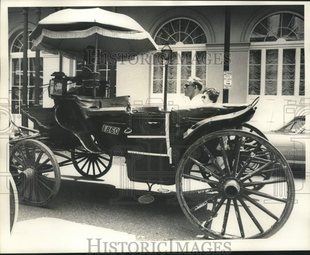 1991 Press Photo Horse-drawn carriages carry tourists around the French Quarter. - Historic Images