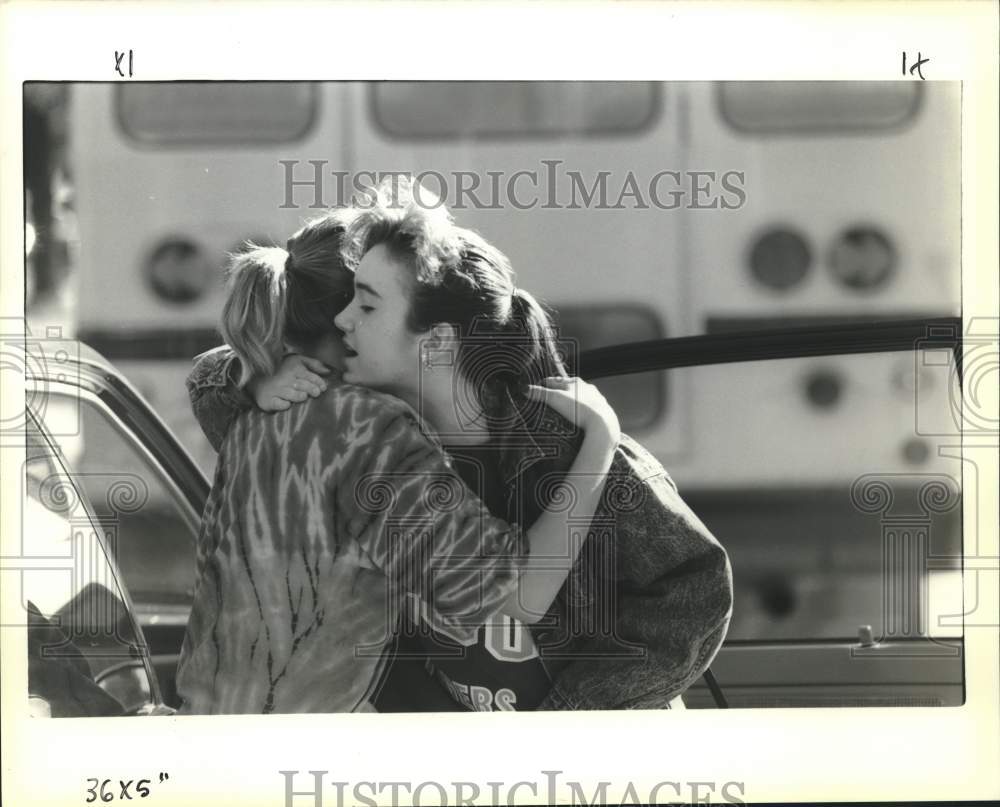 1989 Press Photo Gerry Higgins bids her goodbye - Historic Images