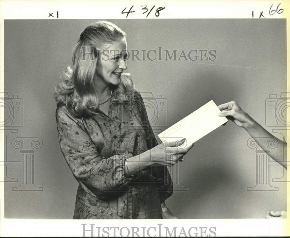 1978 Press Photo Angela Hill... &quot;The envelope please...&quot; - nob45177 - Historic Images