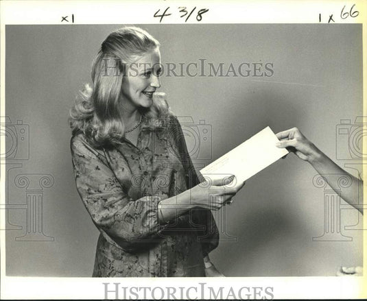 1978 Press Photo Angela Hill... "The envelope please..." - nob45177 - Historic Images