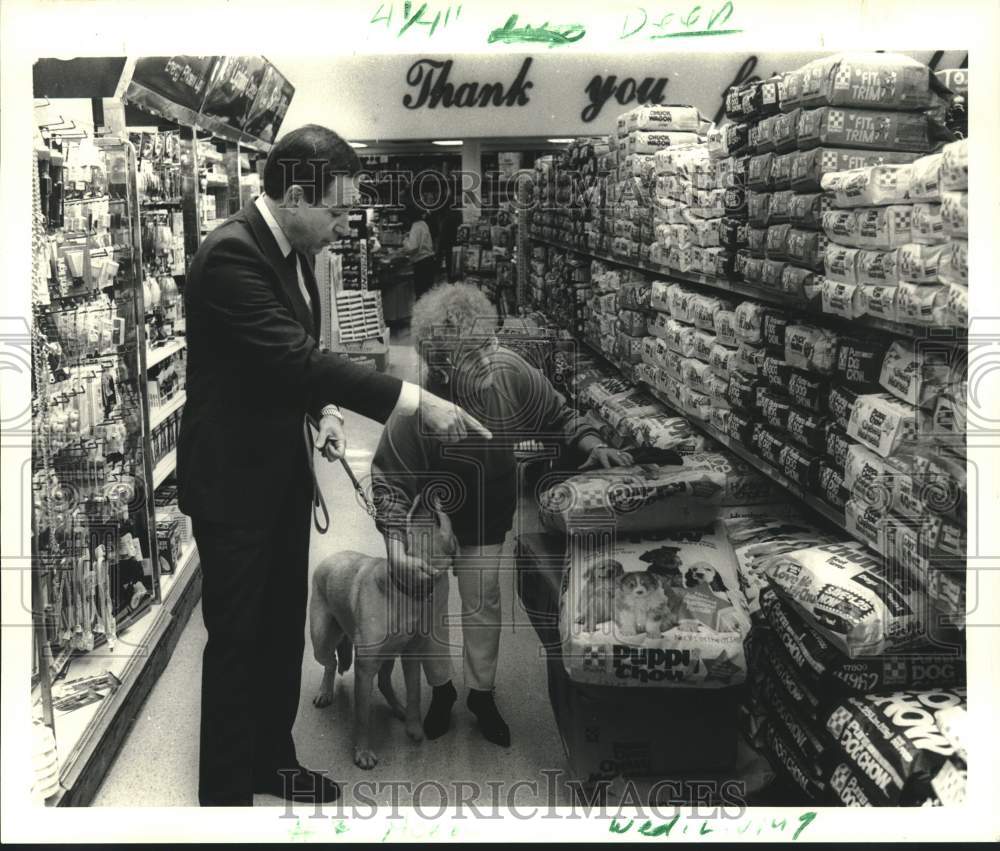 1987 Press Photo Shopping for Dog Food at Economical Supermarket, Metairie - Historic Images