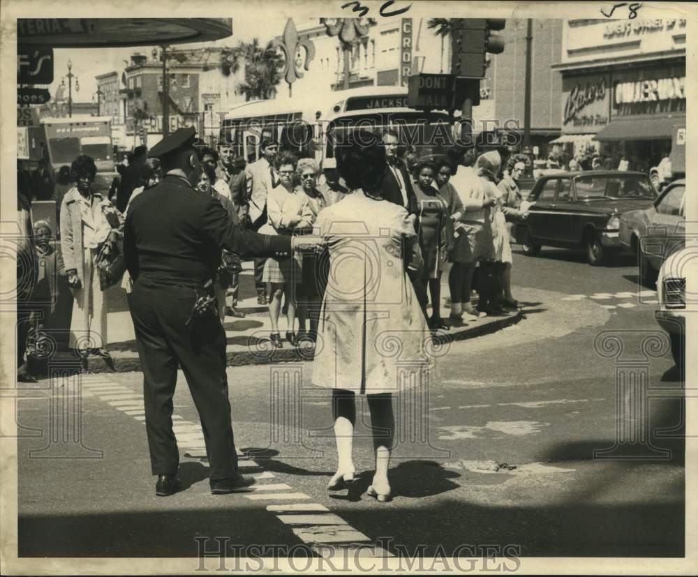 1970 Press Photo Patrolman Charles Morrison Escorts Jaywalker, New Orl -  Historic Images