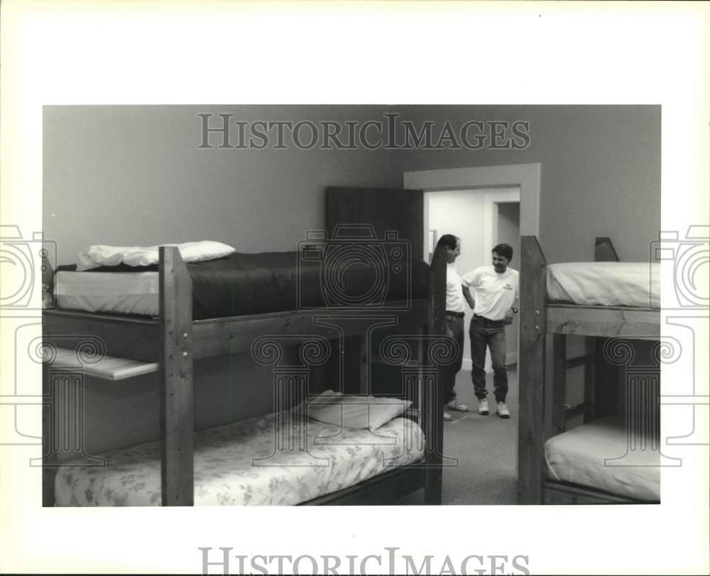 1994 Press Photo Teen Challenge Open House Facility Tour Views Bunkroom - Historic Images