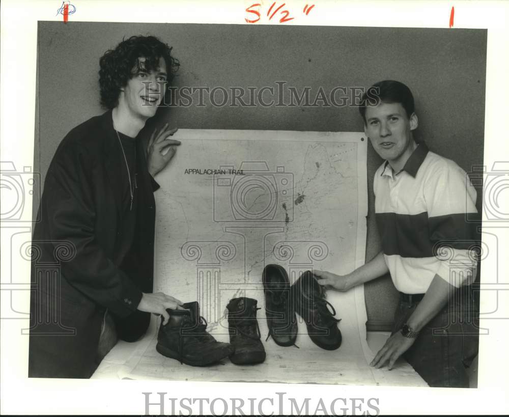 1987 Press Photo Tracy Varmon and Jeff Deilly checks out shoes - Historic Images