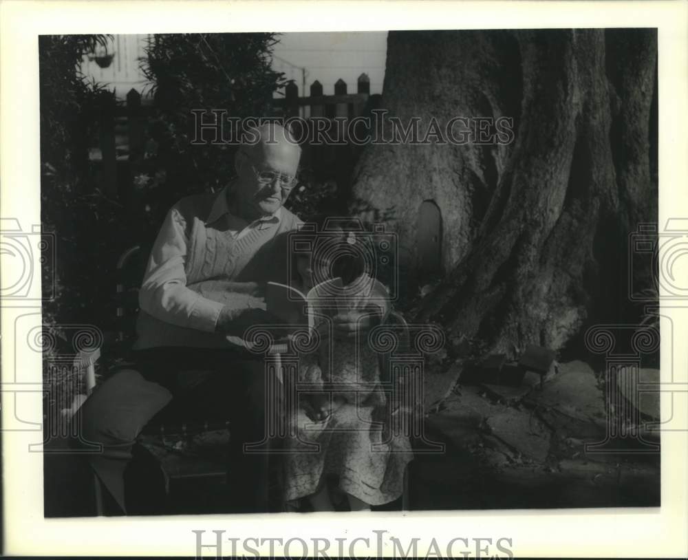 1990 Press Photo James Janssen, an author of Elves who lives in an Oak Tree - Historic Images