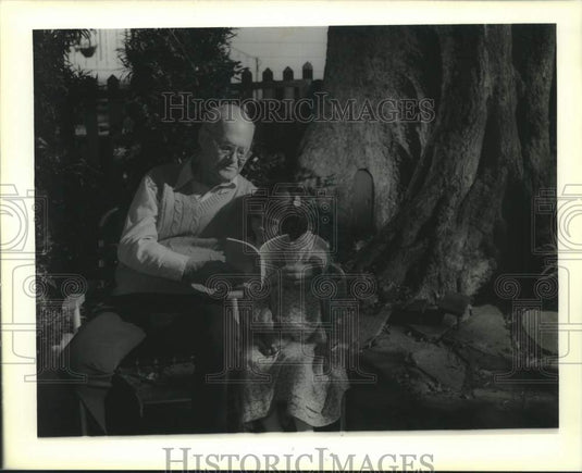 1990 Press Photo James Janssen, an author of Elves who lives in an Oak Tree - Historic Images