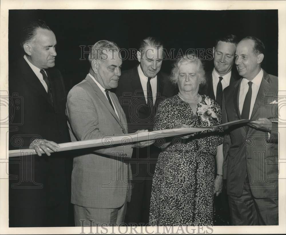 1961 Press Photo Participants in ribbon cutting event - nob45231-Historic Images