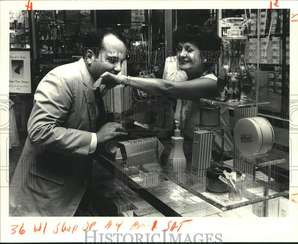 1986 Press Photo Thomas Jahncke assisted by Eula Lasher in buying cologne - Historic Images