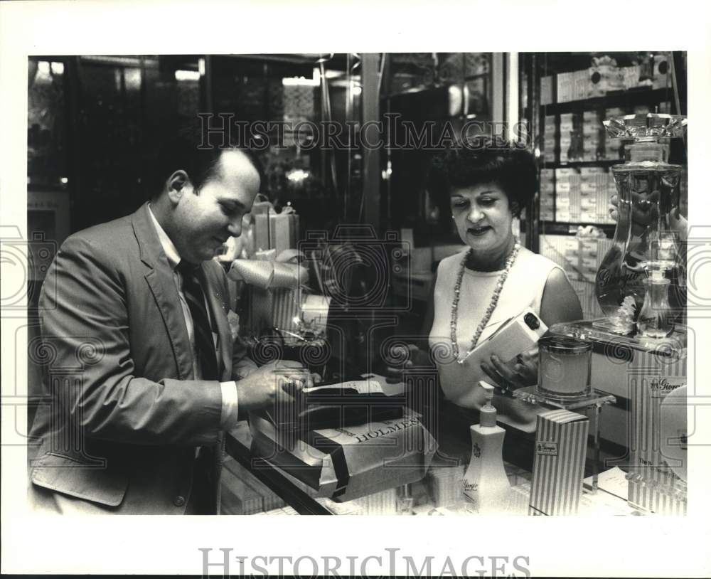 1986 Press Photo Thomas Jahncke assisted by perfume sales lady Eula Lasher - Historic Images