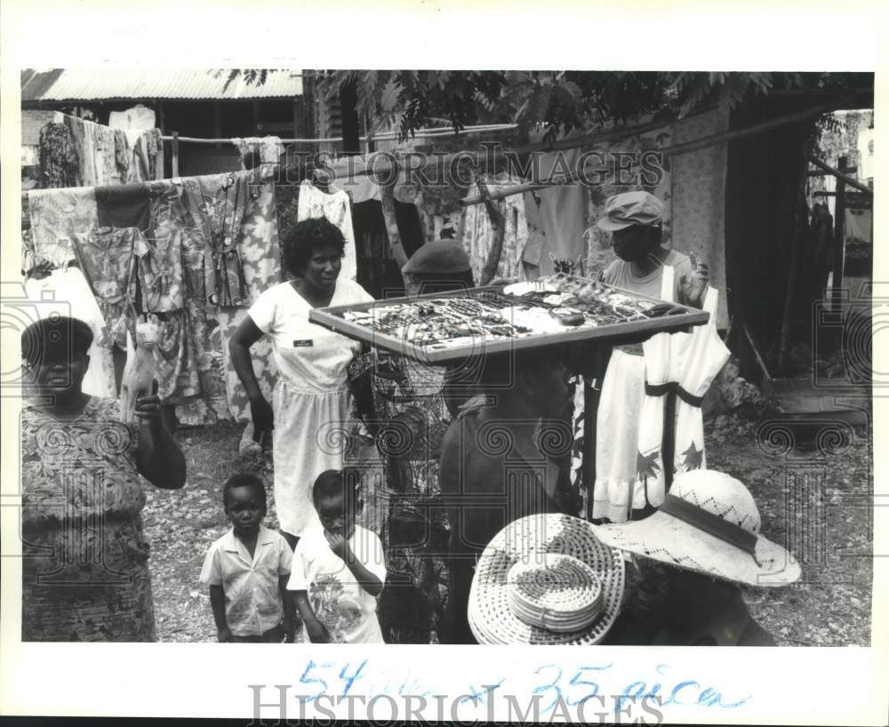 1991 Press Photo Jamaicans sell wares  just south of Montego Bay - Historic Images