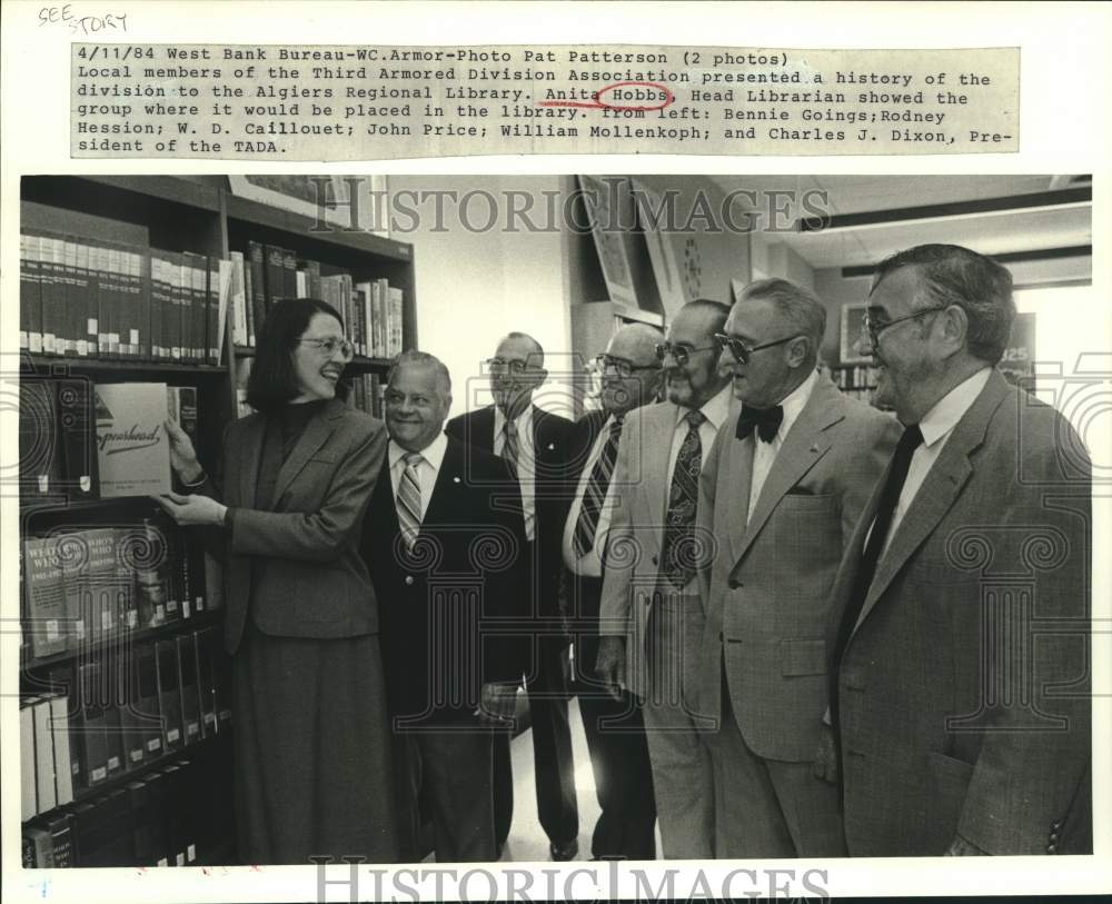 1984 Press Photo Anita Hobbs, head librarian of Algiers library shows group book - Historic Images