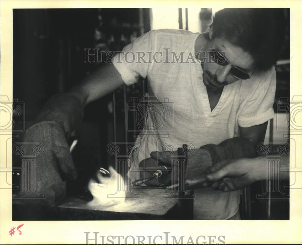 1992 Press Photo Bruce Benefield shapes a piece of molten glass at the Studio. - Historic Images