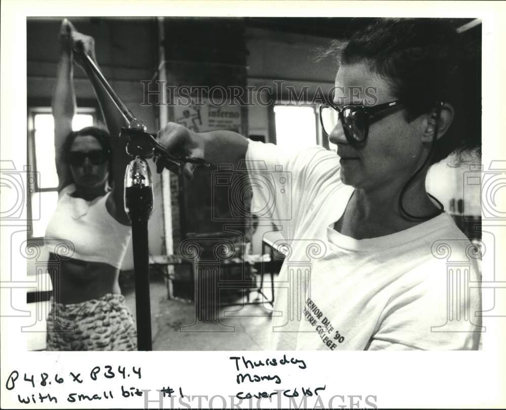 1993 Press Photo Valerie Perez blows glass as Roberta Eichenberg turns &amp; shapes. - Historic Images