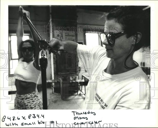 1993 Press Photo Valerie Perez blows glass as Roberta Eichenberg turns & shapes. - Historic Images
