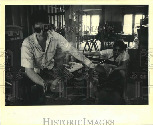 1992 Press Photo Scott Benefield and brother Bruce refine shape of glass - Historic Images