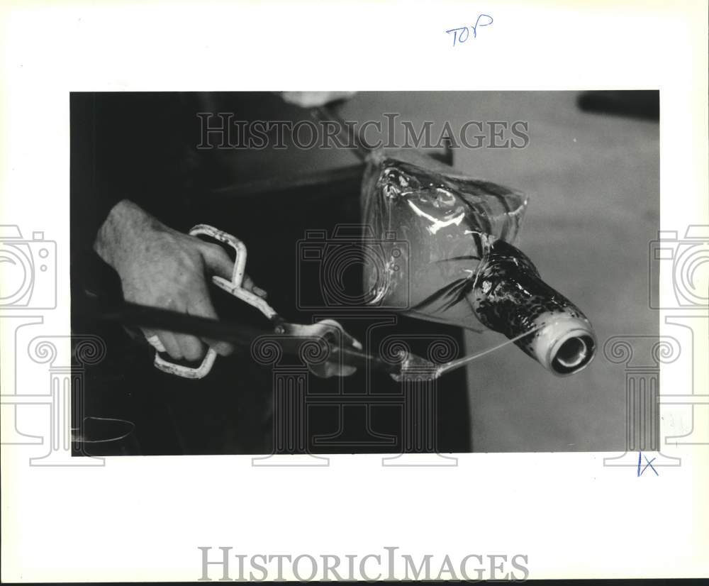 1991 Press Photo Artist Welli Dexter gives art demonstration in glass bowling - Historic Images