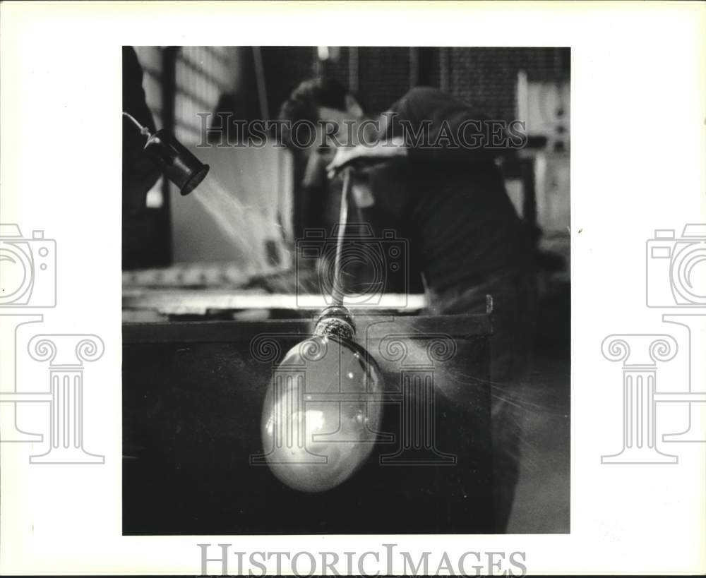 1991 Artist Willi Dexter uses blow pipe to form glass sculpture - Historic Images