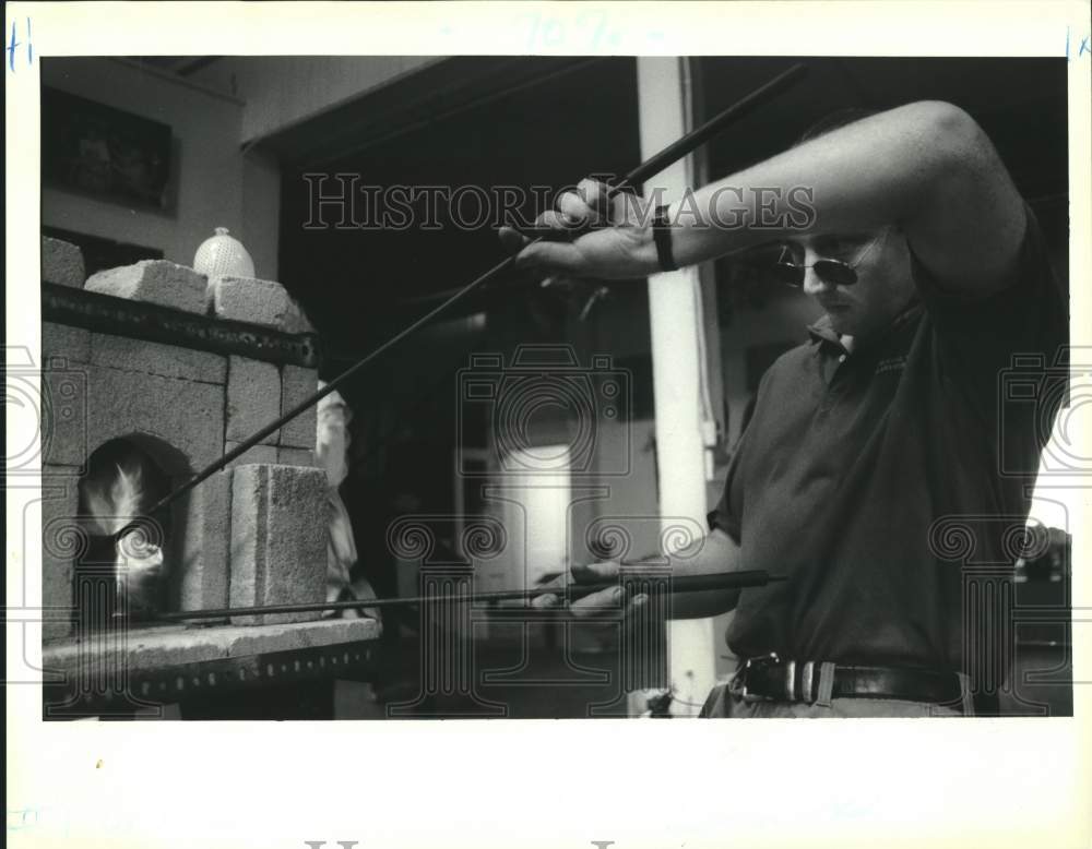 1993 Press Photo Glass artist Jonathan Christie prepares to lift a goblet - Historic Images