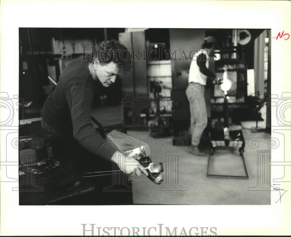 1991 Press Photo Willi Dexter shapes glass into a piece of sculpture at Newcomb - Historic Images