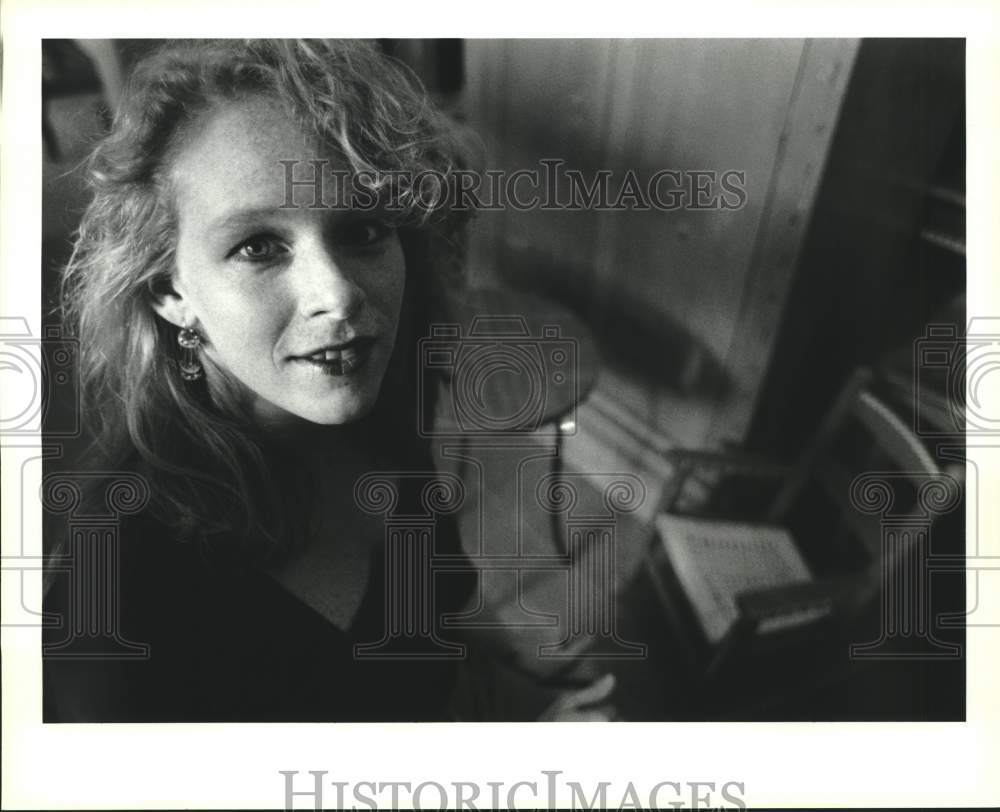 1992 Press Photo Dominique Giordono in the furniture store she works for - Historic Images